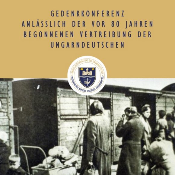 Ein Plakat mit dem Titel der Konferenz, dem Logo der Institution und einem Schwarzweißbild mit Menschen und Gepäck vor einem Zugwaggon.