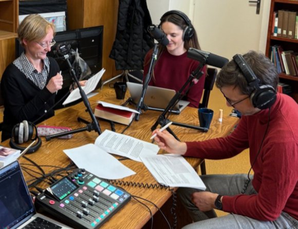 Fotocollage bestehend aus einem Foto von Tonaufnahmen für einen Podcast in einem Innenraum und einem Foto in der Prager Metro.