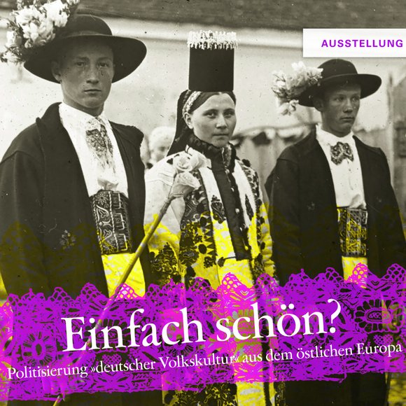 Ausstellungsplakat mit dem Motiv einer historischen Fotografie. In der Bildmitte stehen zwei Männer und eine Frau vor einem Haus, festlich in Tracht gekleidet.