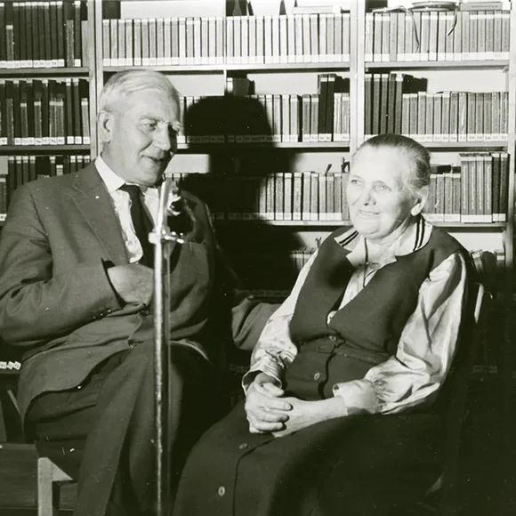Institutsgründer Johannes Künzig im Jahr 1958 mit Frau Z. Kerndia/Krndija bei Aufnahmen in seinem Tonarchiv.