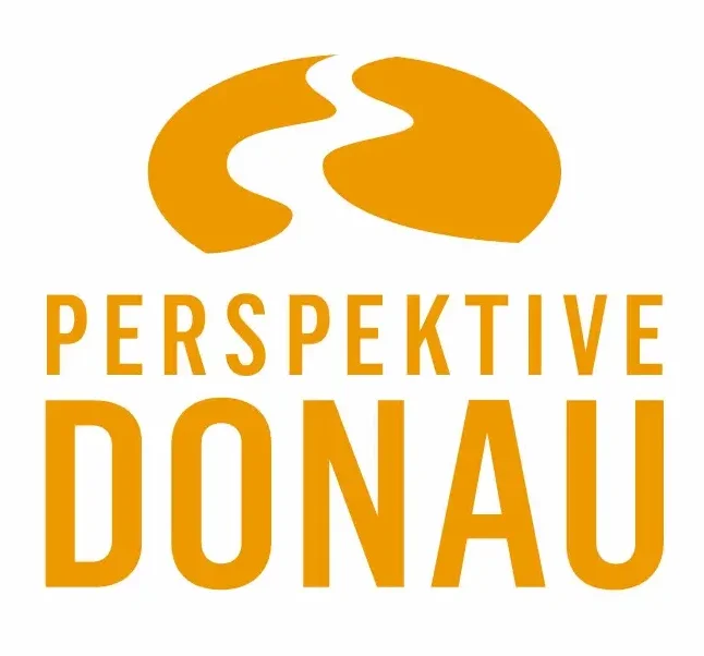 Logo der Organisation Perspektive Donau in orangener Schrift