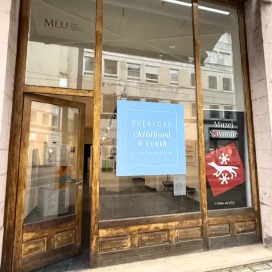 Verglaste Haupteingangstür eines Museums
