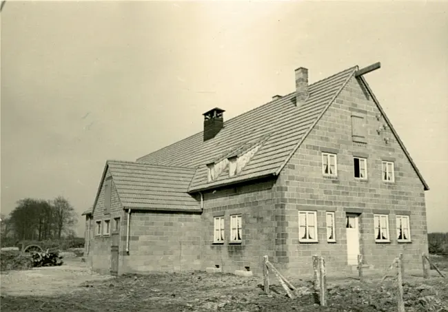 Alleinstehendes Haus im Rohzustand ohne Fassade