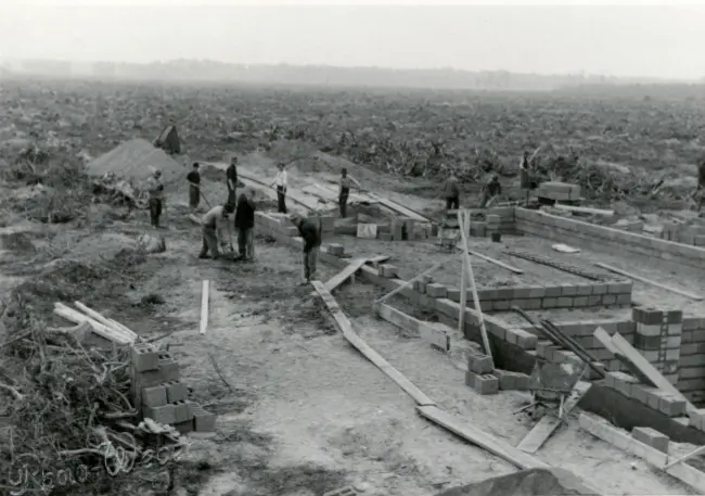 Blick auf eine Baustelle in einer freien Landschaft.