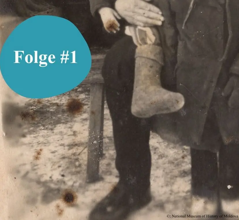Ein Detail eines männlichen Fußes und eines Kinderfußes in Filzschuhen.