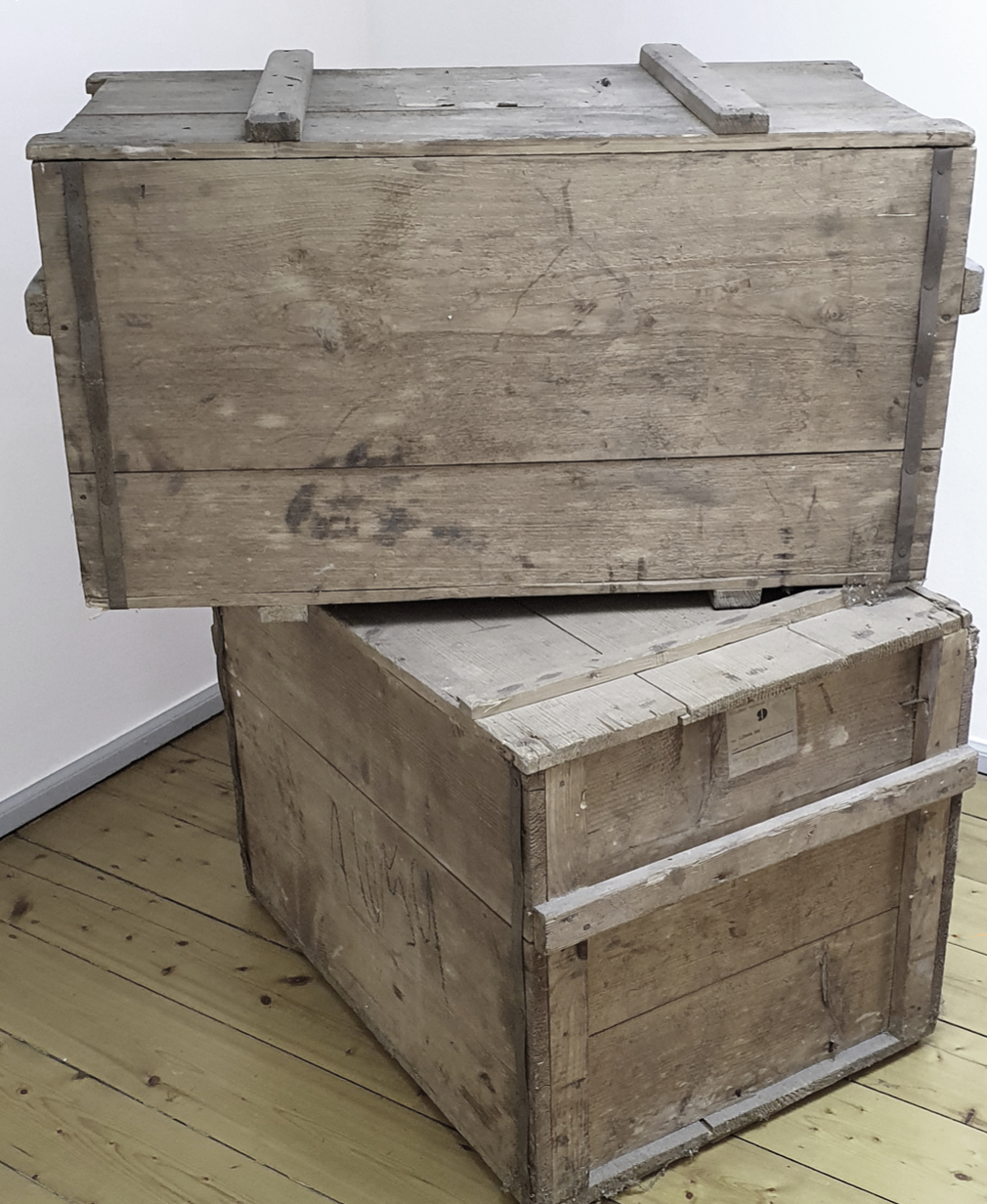 Zwei Holzkisten aufeinander gestapelt