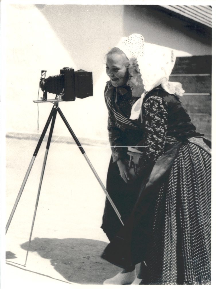 Mädchen mit Fotoaparat