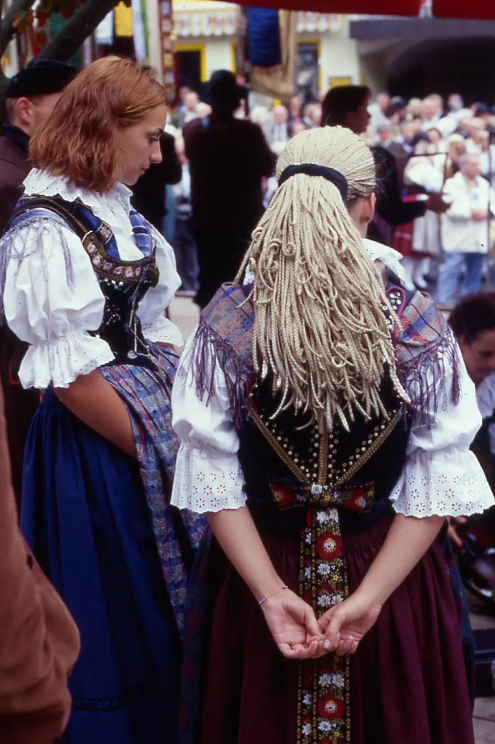 Zwei Frauen tragen Trachten.