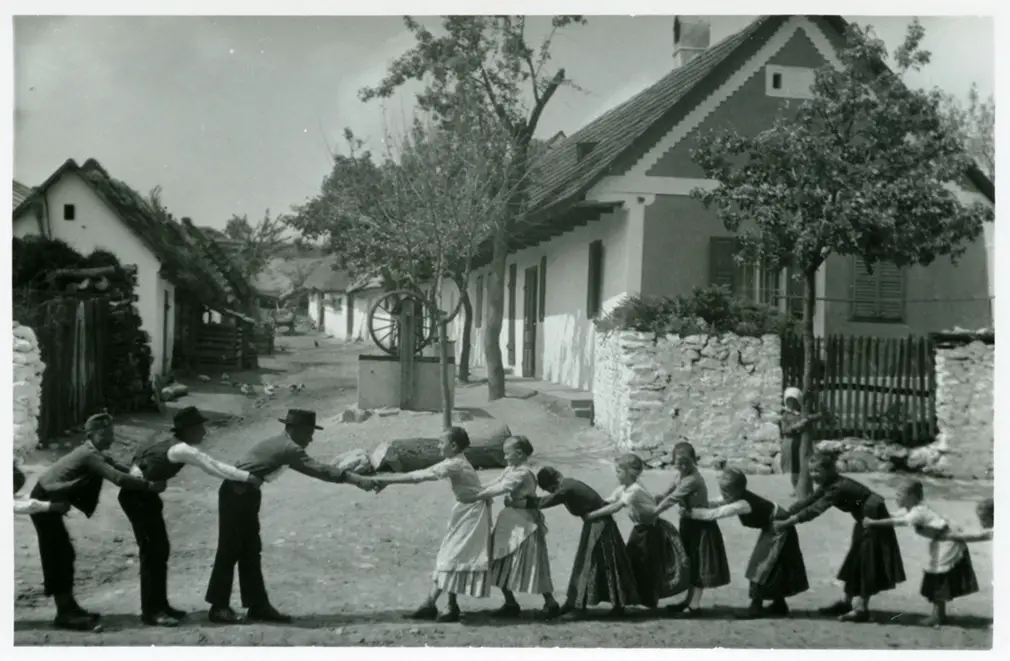 Kinder spielen zusammen auf der Strasse.