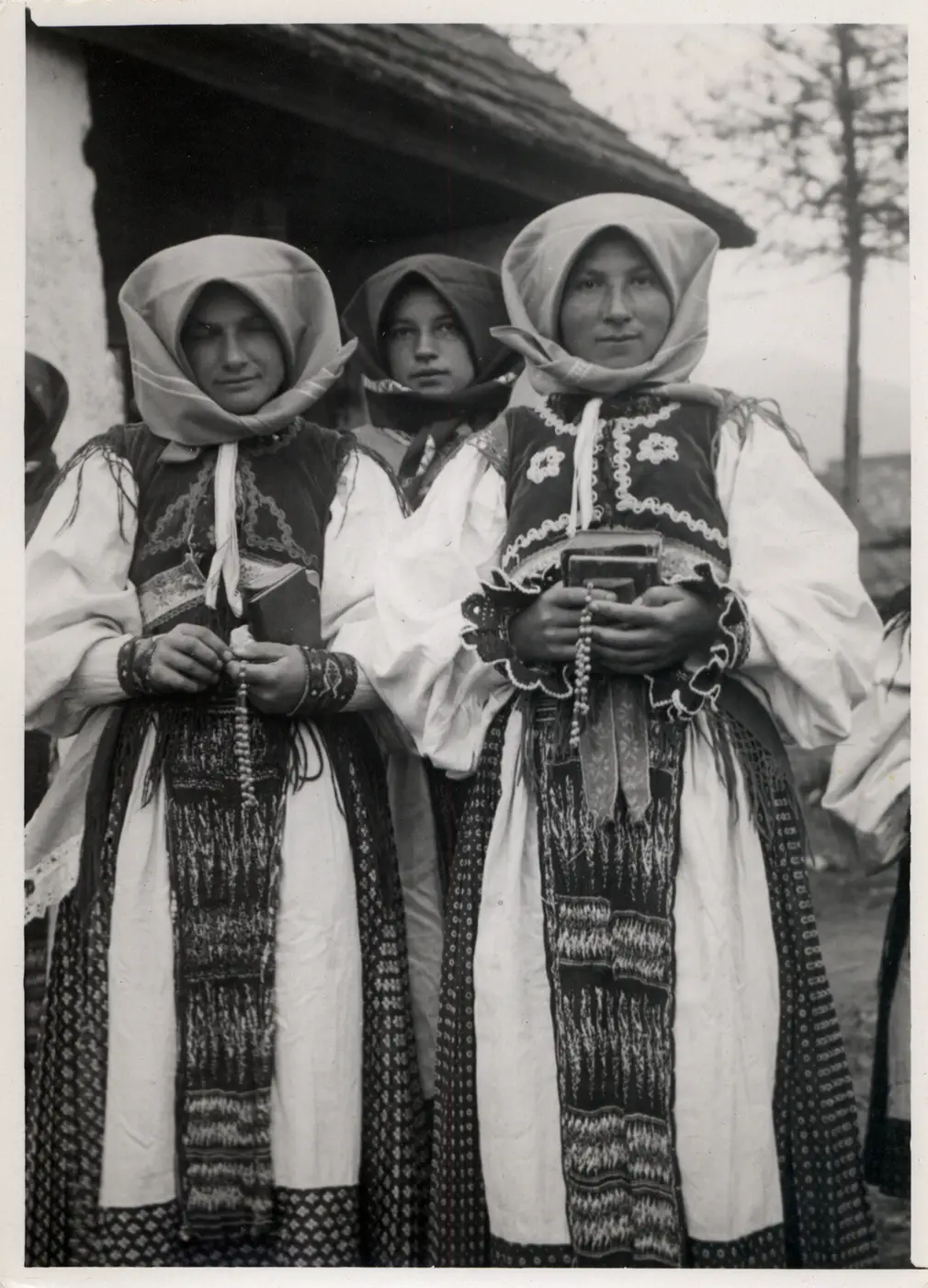 Frauen mit Gewändern.