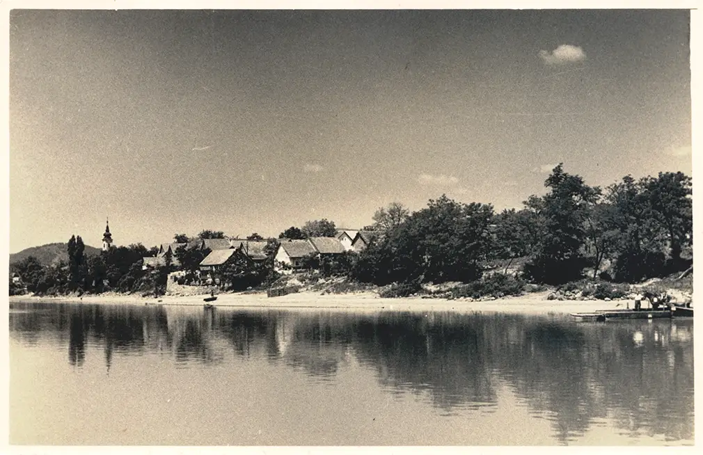 Aussicht auf Häuser am Ufer.