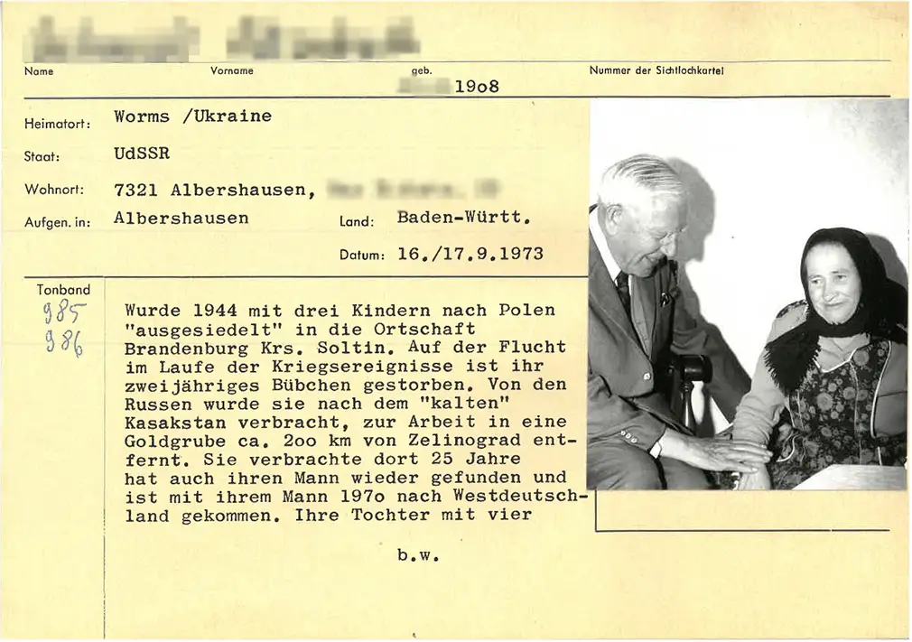 Blatt aus der „Gewährsleute-Kartei“ des Tonarchivs. Auf den Karteikarten sind neben persönlichen Daten der/des Aufgenommenen und einer Fotografie Hinweise zum Lebenslauf und Werdegang der „Gewährsleute“ und Angaben zu den besprochenen Bändern festgehalten. 
