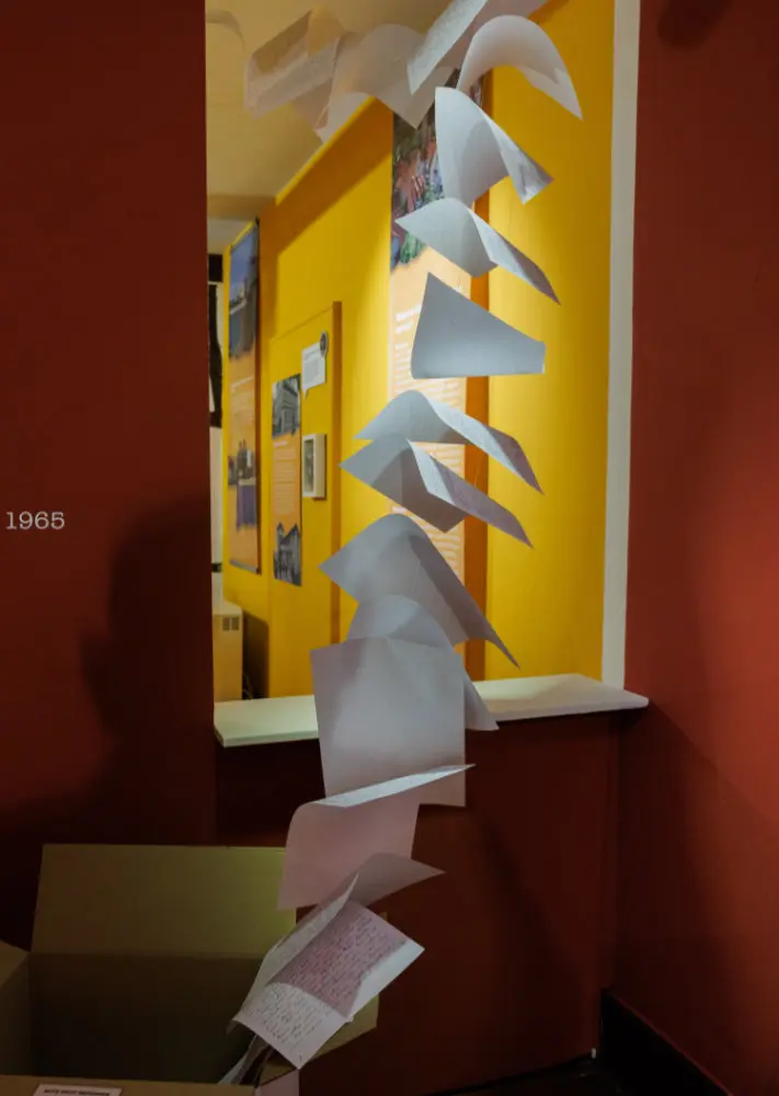 Blick in die Ausstellung. Ein Foto von flatternden Briefen.