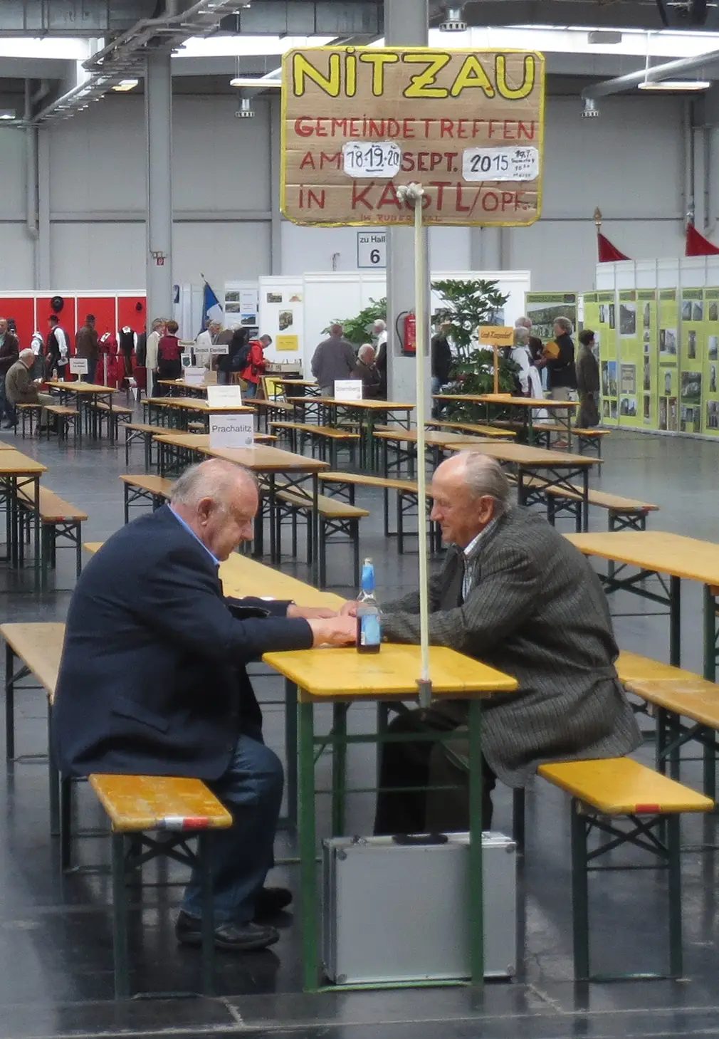 Für viele Besucherinnen und Besucher des Sudetendeutschen Tags stellt das Treffen mit alten Bekannten und das Austauschen von Erinnerungen den wichtigsten Anlass des Besuches dar. Sudetendeutscher Tag 2015. 