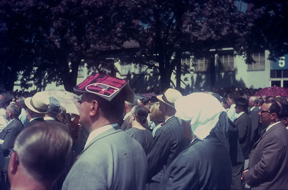 Viktor Heller war kein professioneller Fotograf, er machte vor allem Schnappschüsse. In seinen Aufnahmen scheint die persönliche, manchmal auch lustige Seite dieses Treffens auf, etwa wenn er – wie hier - eine besondere Funktion des Festführers dokumentiert. Sudetendeutscher Tag 1967. 