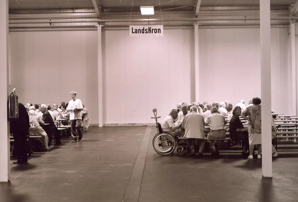 Bei abnehmenden Besucherzahlen wirken die Teilnehmenden in den Messehallen, die meist als Austragungsort dienen, zuweilen etwas verloren. Sudetendeutscher Tag 2003.