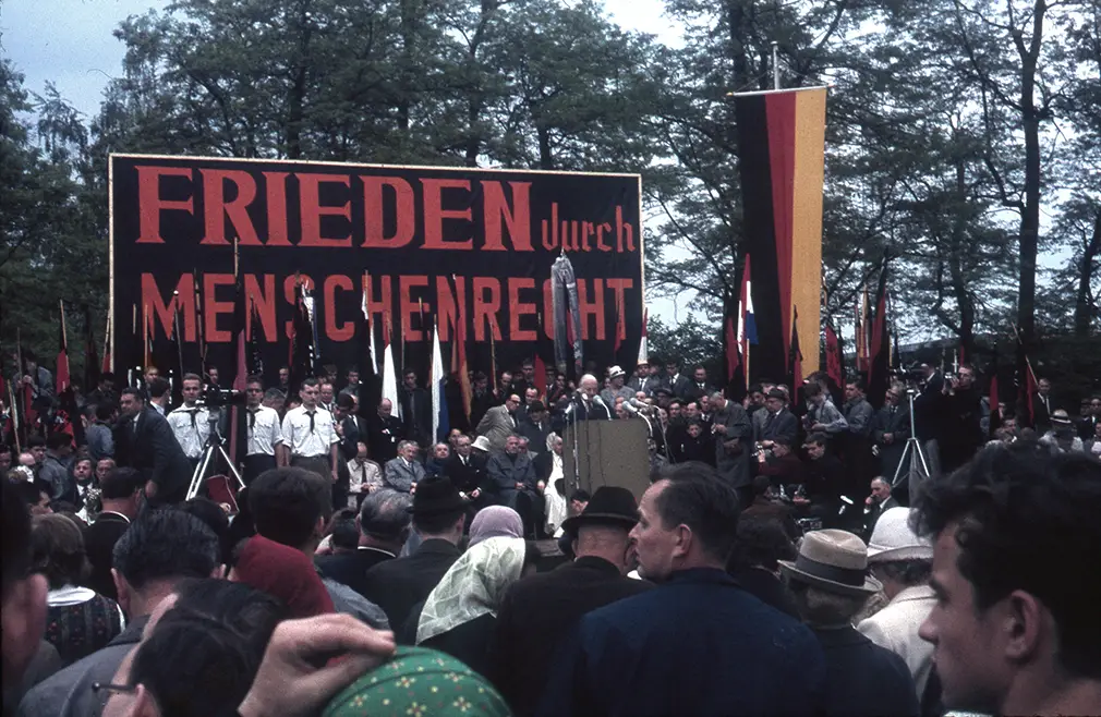 Versammlung von Menschen für Frieden durch Menschenrecht.