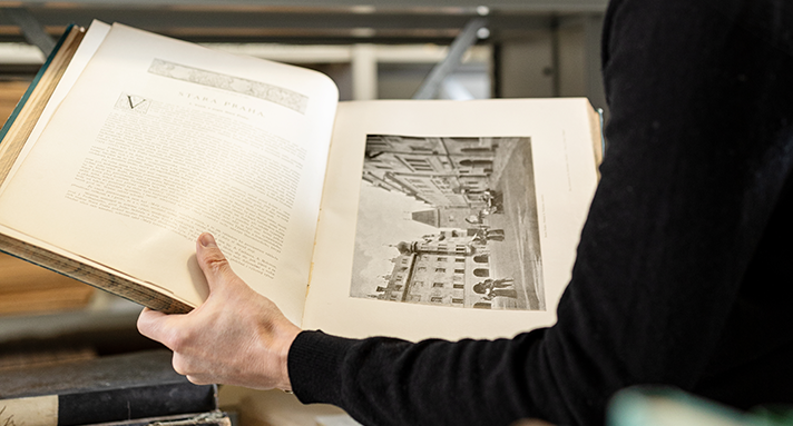 Eine Person hält ein Buch aufgeschlagen