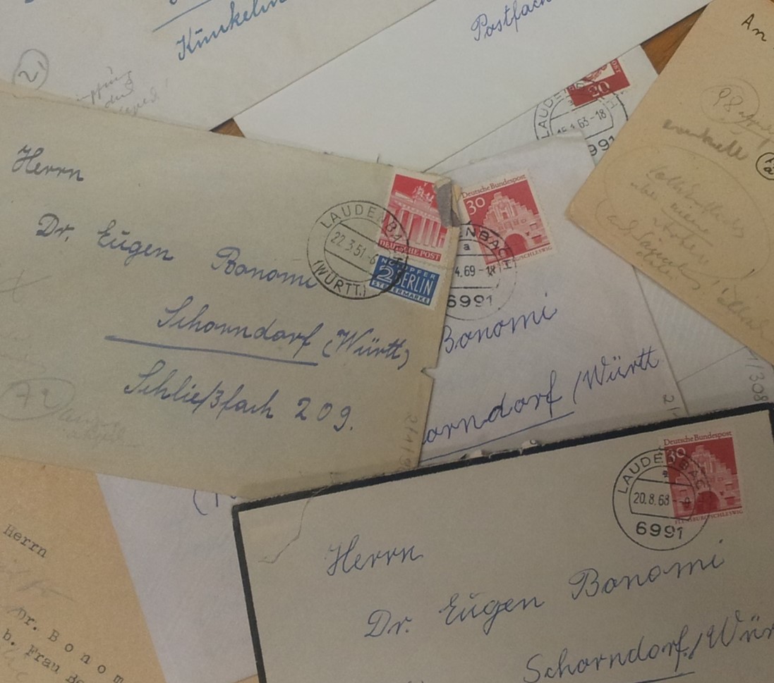 Ausgebreitet liegen mehrere Umschläge mit handgeschriebenen Adressen.