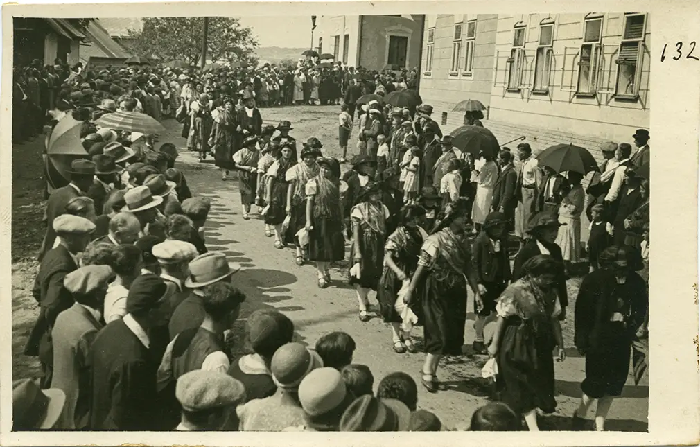 Tracht und Mode – Während die Teilnehmerinnen und Teilnehmer dieses Festzuges Tracht tragen, ist das Publikum der Mode der 1920er-Jahre entsprechend gekleidet.