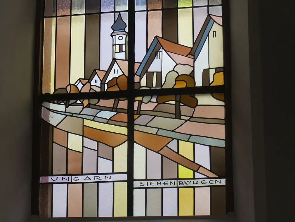 Glasfenstern in Kirche thematisiert die Heimatregionen der nach dem Zweiten Weltkrieg in den Odenwald gekommenen Heimatvertriebenen.