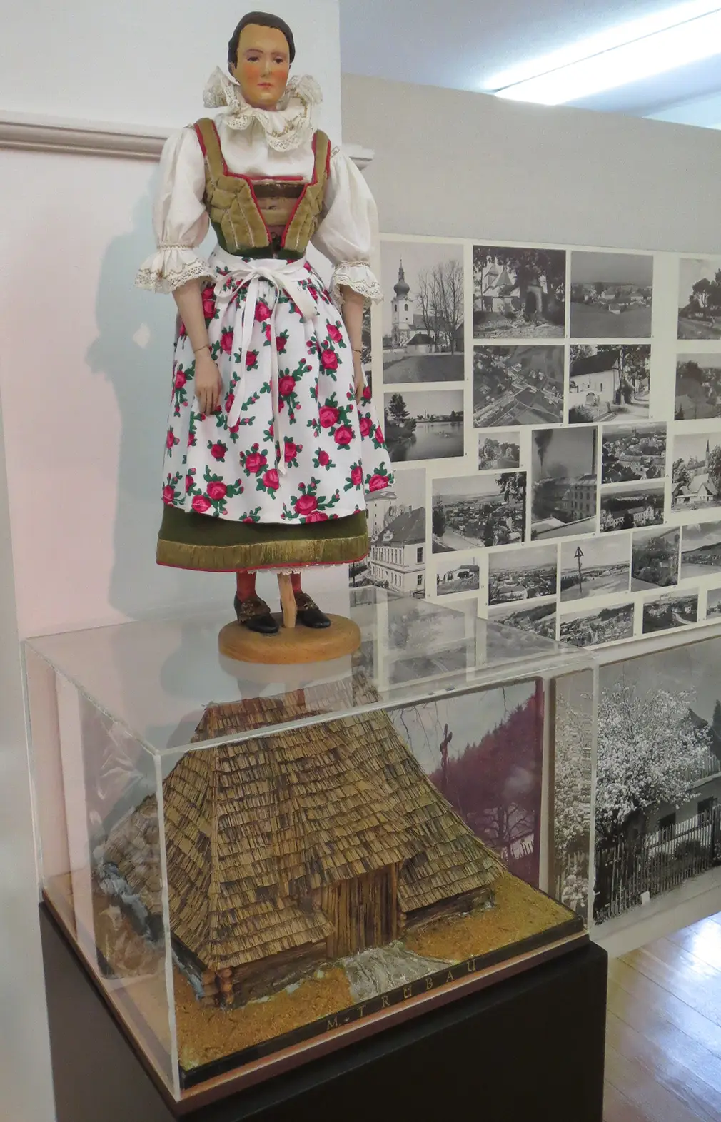 Blick in das Schönhengster Museum in Göppingen. Modelle, Fotografien und „Trachtenpuppen“ stellen die Hauptattraktionen vieler Heimatsammlungen dar.