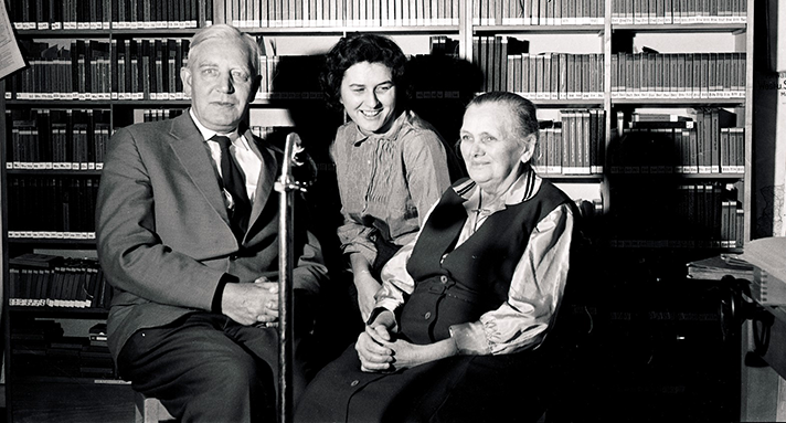 Institutsgründer Johannes Künzig im Jahr 1958 mit Frau Z. Kerndia/Krndija und einer anderen Frau in seinem Tonarchiv.