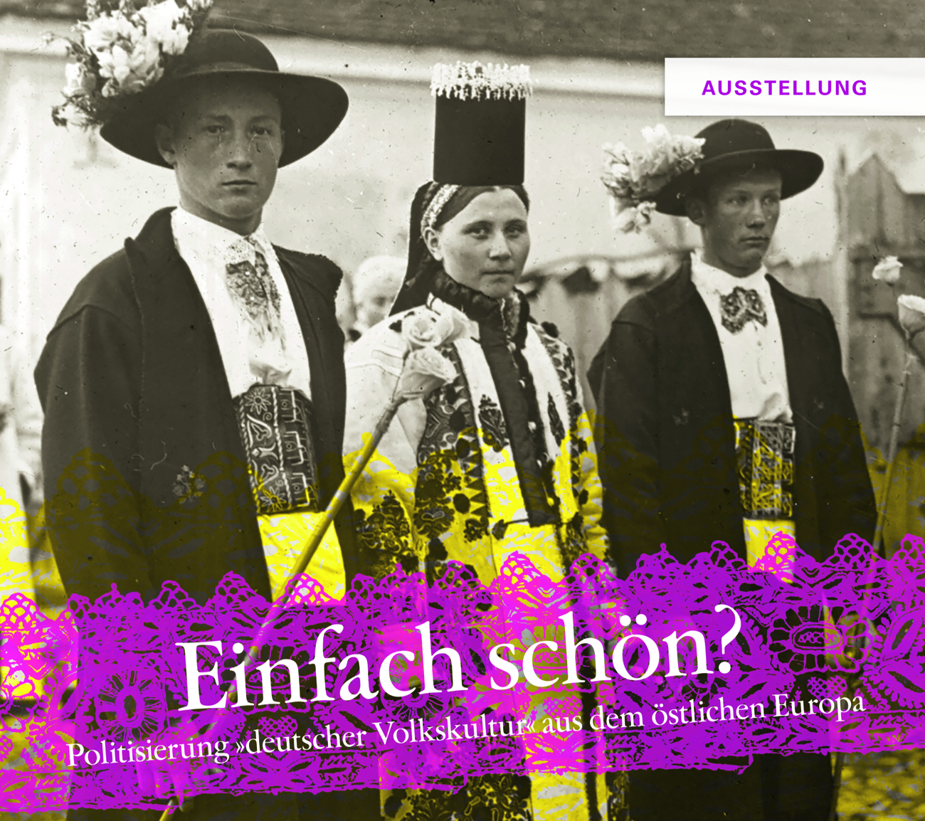 Ausstellungsplakat mit dem Motiv einer historischen Fotografie. In der Bildmitte stehen zwei Männer und eine Frau vor einem Haus, festlich in Tracht gekleidet.