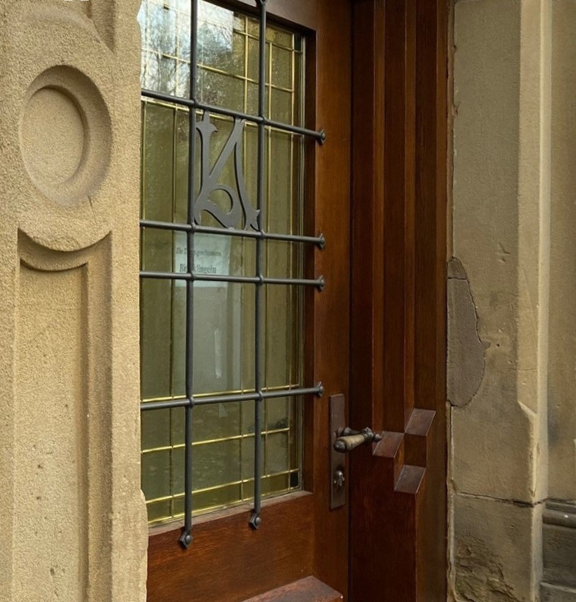 Blick auf eine geschlossene Haustür