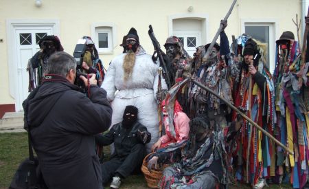 "Ein Mann fotografiert eine Gruppe fastnachtsmäßig verkleideter Personen."