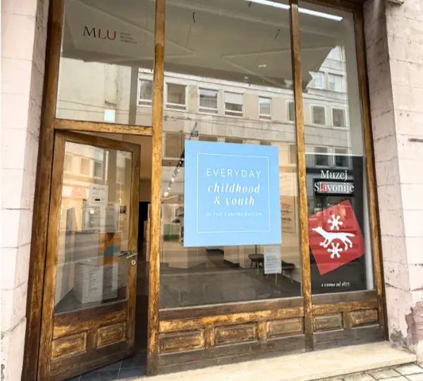 Verglaste Haupteingangstür eines Museums