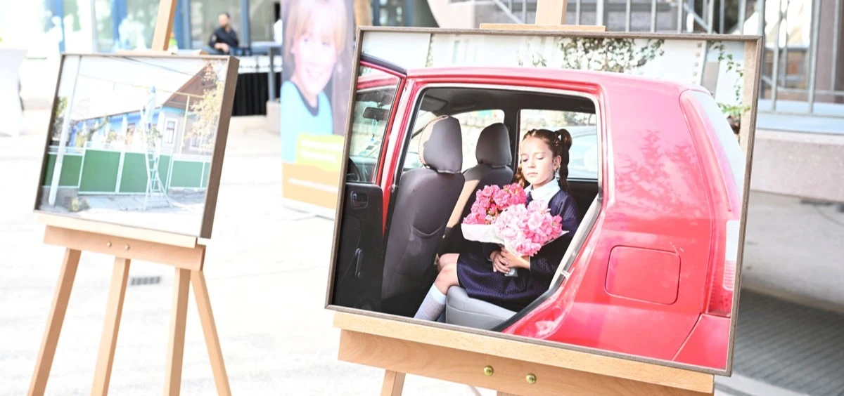 Zwei Fotos der Künstlerin Andrea Diefenbach ausgestellt auf Staffeleien im Rahmen einer Jubiläumsfeier des Sozialprojekts Concordia.